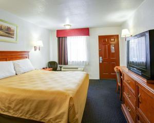 En eller flere senge i et værelse på Econo Lodge Temple