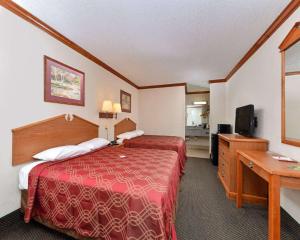 ein Hotelzimmer mit einem Bett und einem TV in der Unterkunft Econo Lodge in Killeen