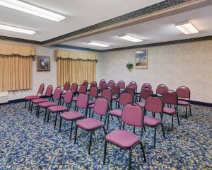een kamer met een aantal stoelen erin bij Quality Inn & Suites Grand Prairie South in Grand Prairie +23 foto's
