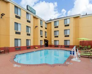 Bazén v ubytování Quality Inn Baytown - Houston East nebo v jeho okolí