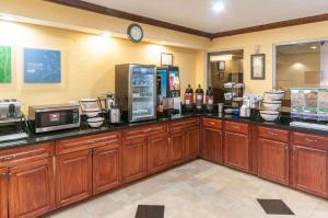Kuchyň nebo kuchyňský kout v ubytování Comfort Inn North Conroe