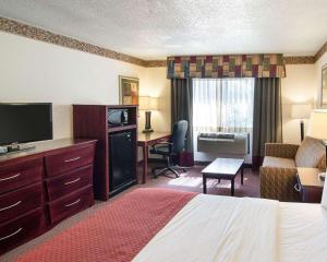 una camera d'albergo con letto e scrivania con TV di Quality Inn Midland a Midland