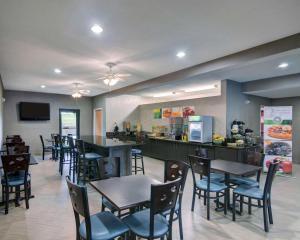 een restaurant met tafels en stoelen en een bar bij Quality Inn & Suites Grand Prairie South in Grand Prairie