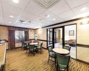 Quality Inn Ingleside - Corpus Christi في إنغلسايد: غرفة انتظار مع طاولات وكراسي في مبنى