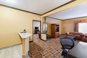 TV a/nebo společenská místnost v ubytování Quality Inn & Suites
