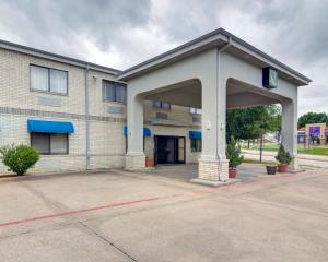 een groot gebouw met een grote garage ervoor bij Quality Inn & Suites Grand Prairie South in Grand Prairie