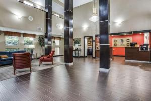 um lobby de um hospital com cadeiras e mesas em Comfort Inn & Suites Love Field-Dallas Market Center em Dallas