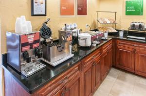 Příslušenství pro přípravu čaje a kávy v ubytování Comfort Inn North Conroe