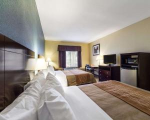 イングルサイドにあるQuality Inn Ingleside - Corpus Christiのベッド2台とテレビが備わるホテルルームです。