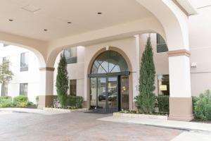 una entrada a un edificio con una puerta de cristal en Comfort Suites Austin NW Lakeline, en Austin