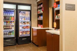 uma loja com um frigorífico aberto com alimentos e bebidas em Comfort Suites DFW N-Grapevine em Grapevine