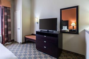 Uma televisão e/ou sistema de entretenimento em Comfort Suites Westchase Houston Energy Corridor