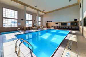 uma grande piscina com água azul num quarto de hotel em Quality Inn & Suites em Lubbock