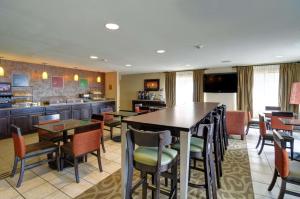 cocina y comedor con mesas y sillas en Comfort Inn & Suites, en Amarillo