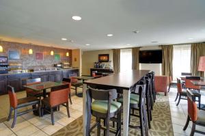 アマリロにあるComfort Inn & Suites Amarillo West near Medical Centerのテーブルと椅子のあるキッチンとダイニングルーム