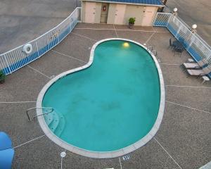 an overhead view of an empty swimming pool at FairBridge Inn & Suites Cleburne in Cleburne