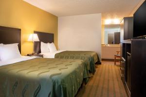 Postel nebo postele na pokoji v ubytování Quality Inn at Arlington Highlands