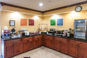 Příslušenství pro přípravu čaje a kávy v ubytování Comfort Inn North Conroe
