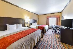 Postel nebo postele na pokoji v ubytování Quality Inn & Suites