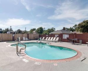 uma piscina num pátio com cadeiras e uma mesa em Quality Suites Midland North Loop 250 em Midland