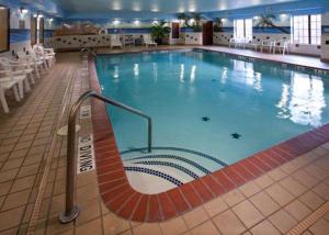 ein großer Pool in einem großen Gebäude in der Unterkunft Quality Inn & Suites Near University in Waco