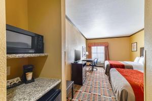 Postel nebo postele na pokoji v ubytování Quality Inn & Suites