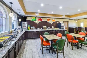 Kuchyň nebo kuchyňský kout v ubytování Quality Inn & Suites