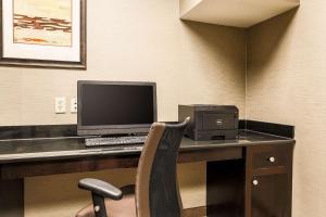 Comfort Suites DFW N-Grapevine في جريبفاين: وجود جهاز كمبيوتر على مكتب مع كرسي
