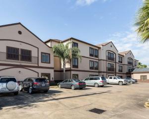 a building with cars parked in a parking lot at Comfort Suites Lake Jackson Clute in Lake Jackson