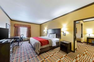 Postel nebo postele na pokoji v ubytování Quality Inn & Suites