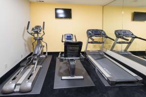Fitness centrum a/nebo fitness zařízení v ubytování Quality Suites