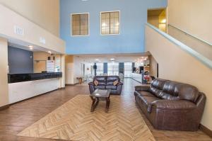 uma sala de estar com mobiliário de couro e uma escadaria em Quality Suites em Temple