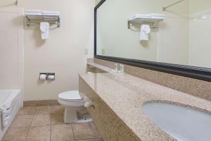 Koupelna v ubytování Quality Suites