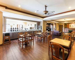 a restaurant with tables and chairs and a bar at Comfort Suites At Plaza Mall in McAllen