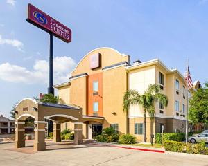Un hotel con un cartel delante de un edificio. en Comfort Suites At Plaza Mall, en McAllen