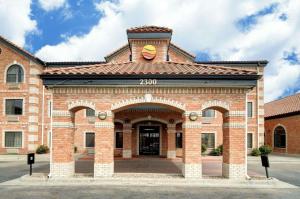 アマリロにあるComfort Inn & Suites Amarillo West near Medical Centerのレンガ造りの建物