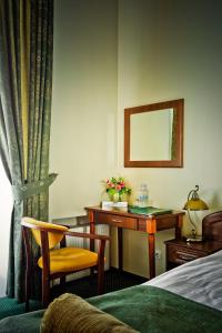 Postel nebo postele na pokoji v ubytování Shelfort Hotel