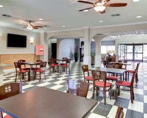 un ristorante con tavoli e sedie e una TV a schermo piatto di Comfort Inn Corsicana East a Corsicana