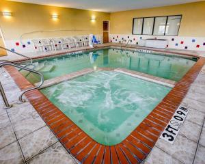 Bazén v ubytování Comfort Suites nebo v jeho okolí