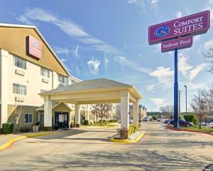 un hôtel avec un panneau devant un bâtiment dans l'établissement Comfort Suites Longview North, à Longview