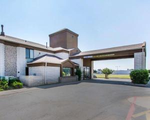 een gebouw met een parkeerplaats ervoor bij Econo Lodge Amarillo East in Amarillo