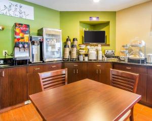 een restaurant met een tafel en een bar met een koelkast bij Econo Lodge Amarillo East in Amarillo