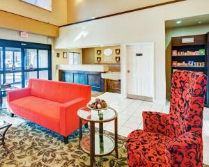 een woonkamer met een bank en een tafel bij Comfort Suites Longview North in Longview