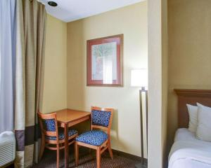 Postel nebo postele na pokoji v ubytování Comfort Suites
