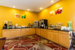 Příslušenství pro přípravu čaje a kávy v ubytování Quality Inn University near Downtown