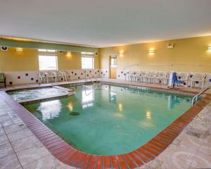 Bazén v ubytování Comfort Suites nebo v jeho okolí