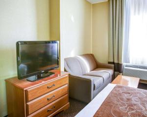 TV a/nebo společenská místnost v ubytování Comfort Suites