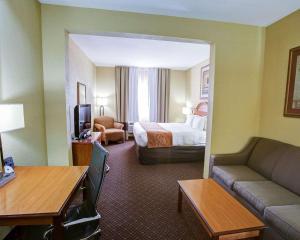Postel nebo postele na pokoji v ubytování Comfort Suites