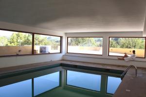Výhled na bazén z ubytování Hotel Rural de Charme Maria da Fonte nebo okolí