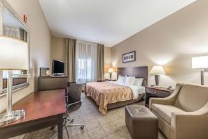 Кровать или кровати в номере Quality Inn West Plano - Dallas